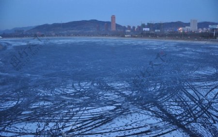 冰冻河面图片