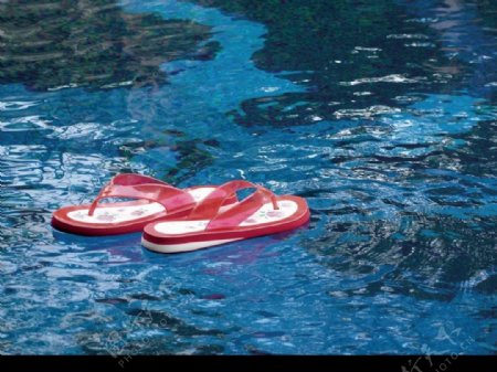 水中红拖鞋图片