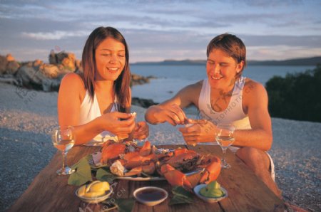 情侣海边吃海鲜美味图片