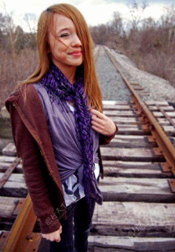 生锈铁路上黄头发的女孩图片