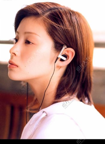 戴耳机的女性图片