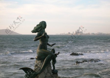 女美人鱼漂亮传说神话故事娇悄可爱俏皮水坐海海边雕塑艺术作品图片