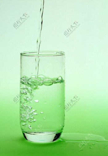 透明玻璃杯绿色清凉气泡水珠图片