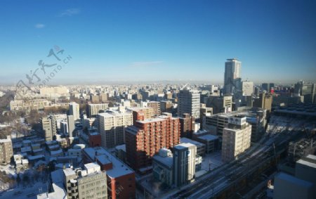 日本札幌雪后晴天的城市景色图片