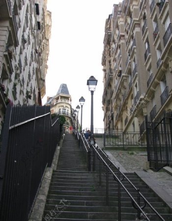 楼梯铁栏杆欧洲仰拍街道图片