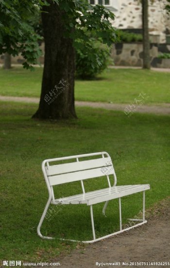 公园白色的椅子图片