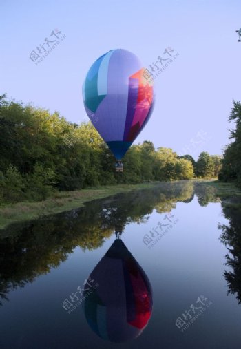 热气球在水面上的倒影图片