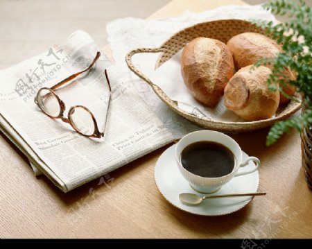 报纸眼镜面包咖啡图片