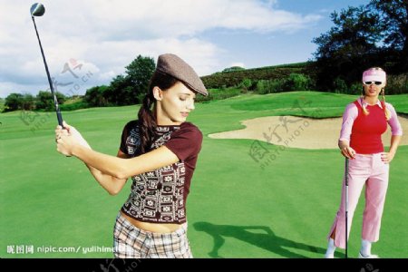 打高尔夫球的女士们图片