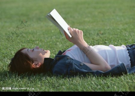 躺在草地上看书图片