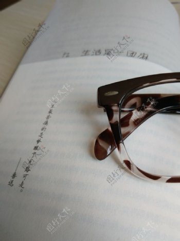 眼镜与书图片