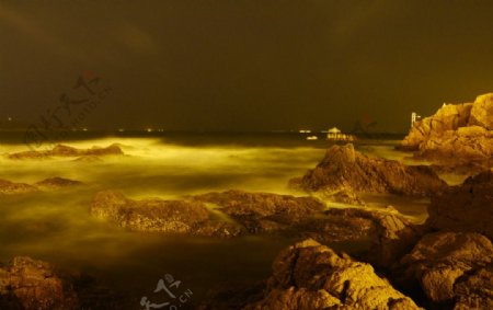 青岛夜晚的海面图片