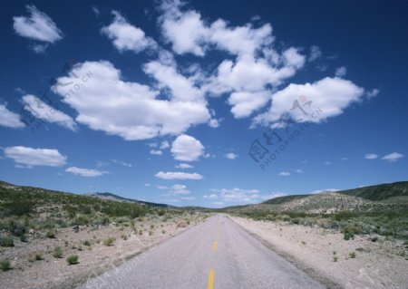 路面蓝天白云图片