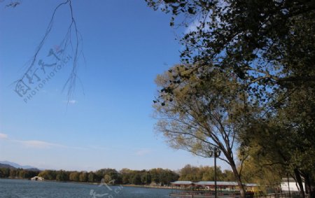 蓝天湖水风景图片