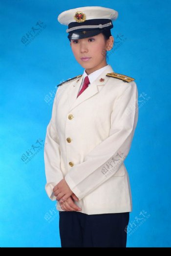 穿白色制服的女兵图片