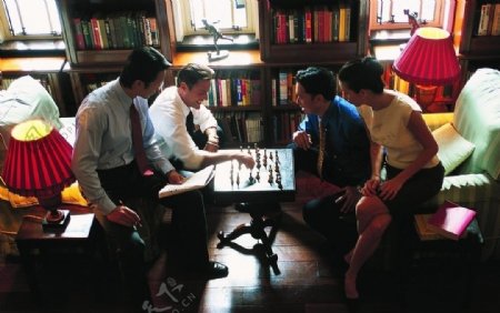 商界人士下棋娱乐交流沟通图片