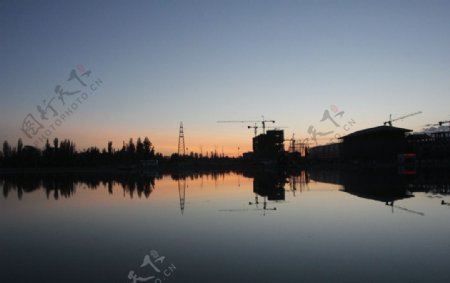 湖面黄昏图片