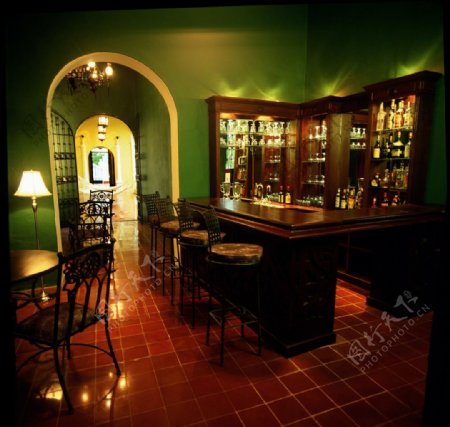 老式欧洲酒吧内景图片