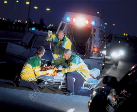抢救救护车救护人员图片