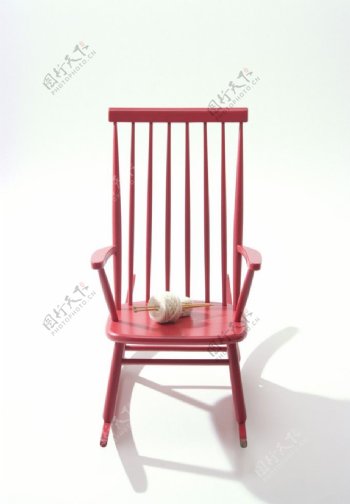 红色摇椅上的毛线图片
