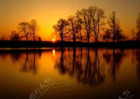 湖泊黄昏夕阳图片
