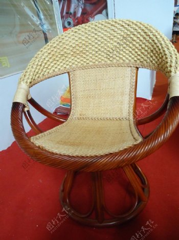 藤编木椅子图片