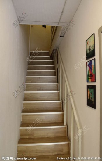 套现琴行的楼梯图片