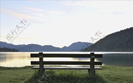 长椅湖泊图片