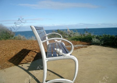 海边的休闲长椅图片