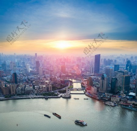 暖阳下的上海风光鸟瞰图片