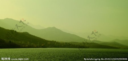 湖畔的大山图片