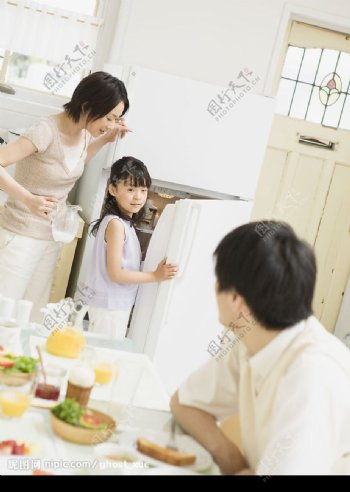 美女妈妈可爱的小孩在家里开冰箱图片