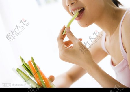 女孩吃减肥食物图片