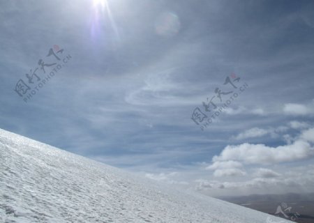 雪山蓝天白云图片