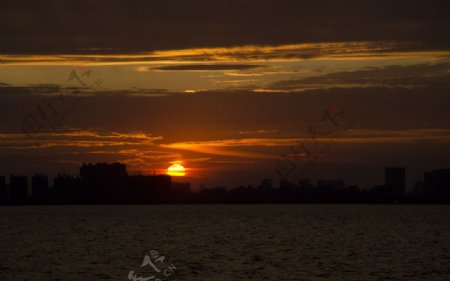 湖畔日落图片