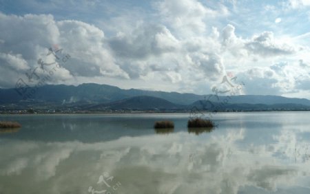 湖面与山峰风光图片