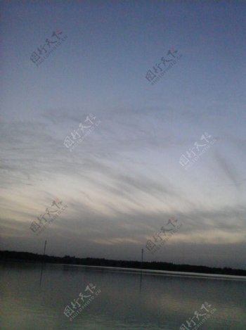 夜空湖景图片