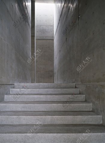 狭窄楼层间的阶梯图片