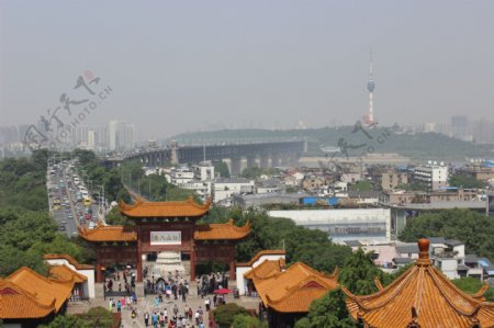 远眺武汉长江大桥图片
