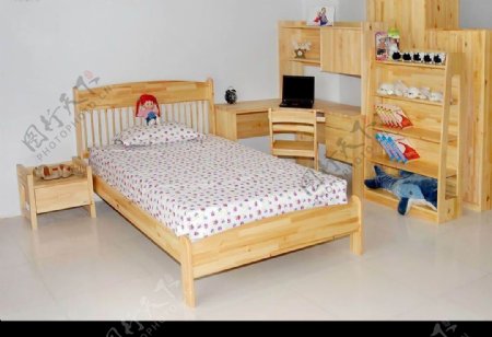 原木家具组合的儿童房图片