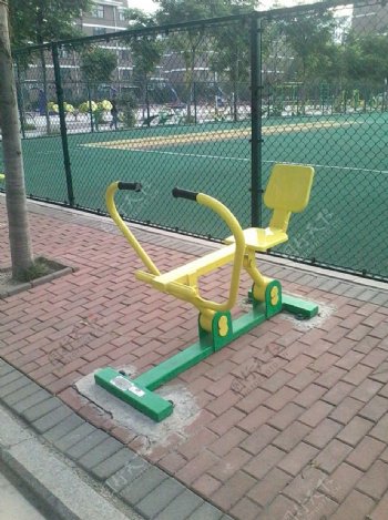 青州旗城学校健身器材图片