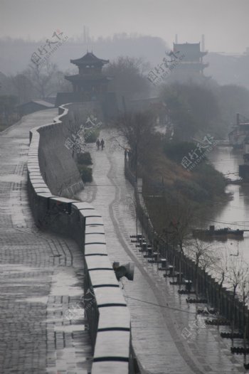 赣州城墙雨景图片