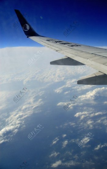 机翼云海图片