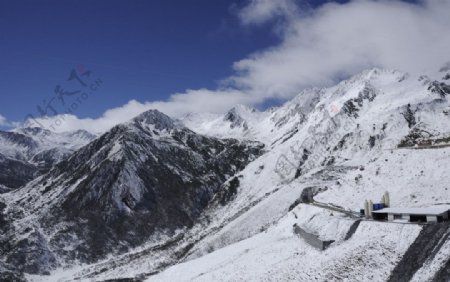 蓝天雪山雪景图片