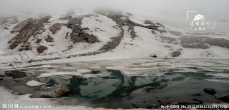 达古冰川冰蚀湖图片