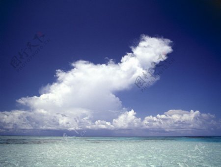 海边白云图片