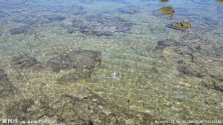 海景礁石水波粼粼图片