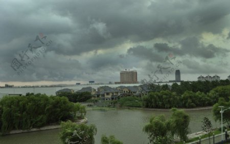 城市坏天气图片