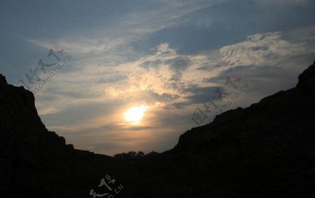 夕阳山峰图片
