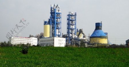 原野里的工厂图片